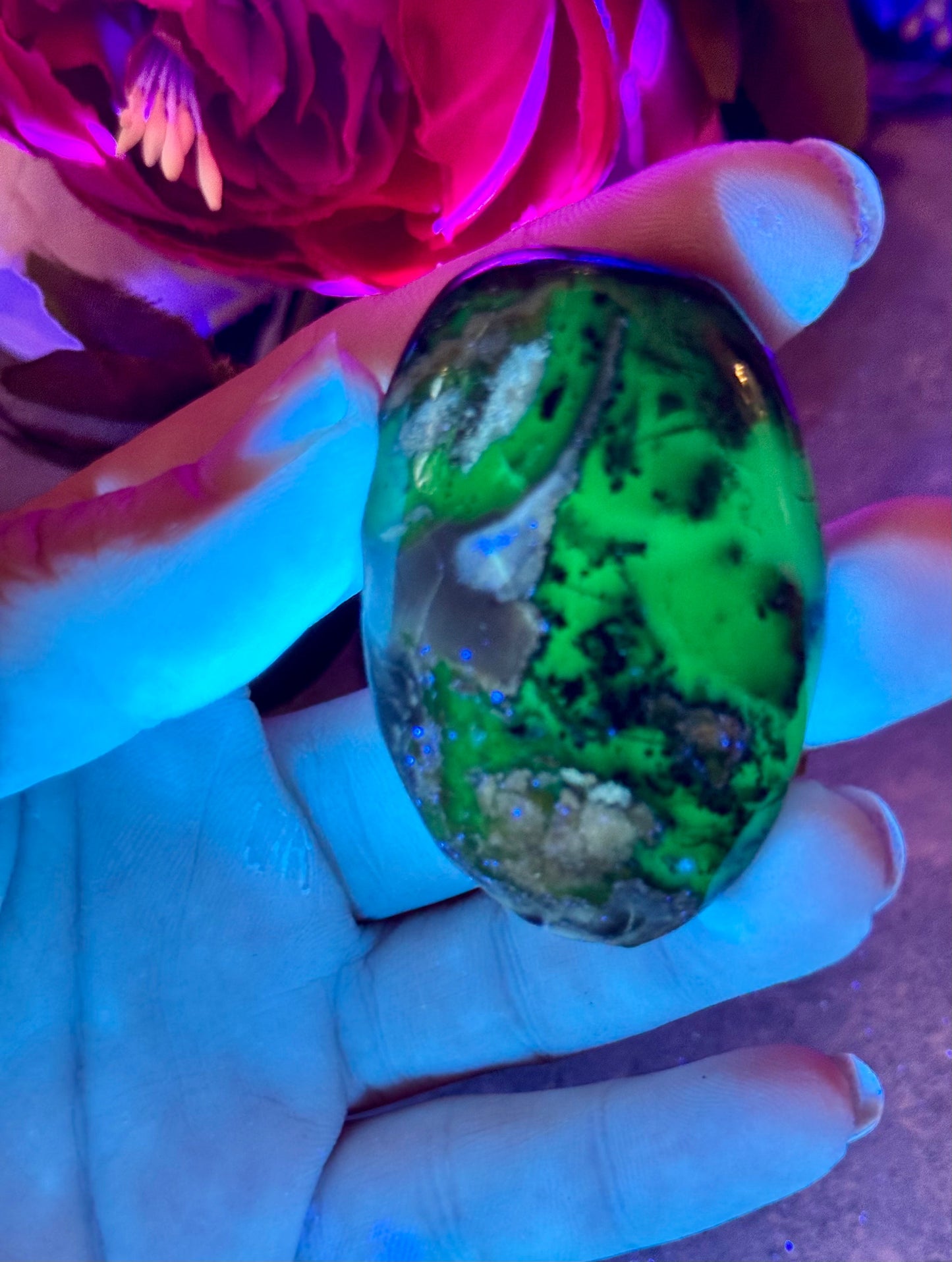 Volcano Agate Palmstones, Green Fluorescent Minerals, UV Crystals