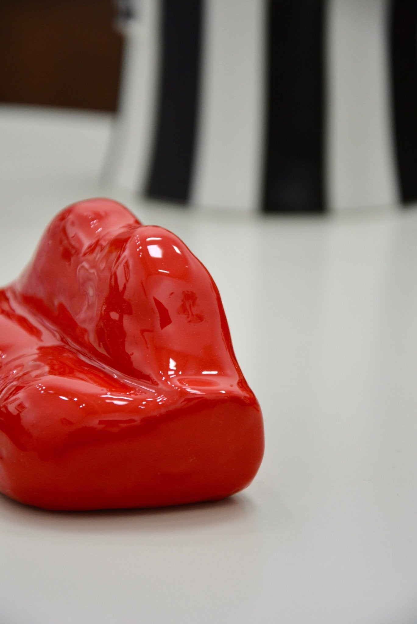 KISS MY A$$ CERAMIC LIPS SOFA