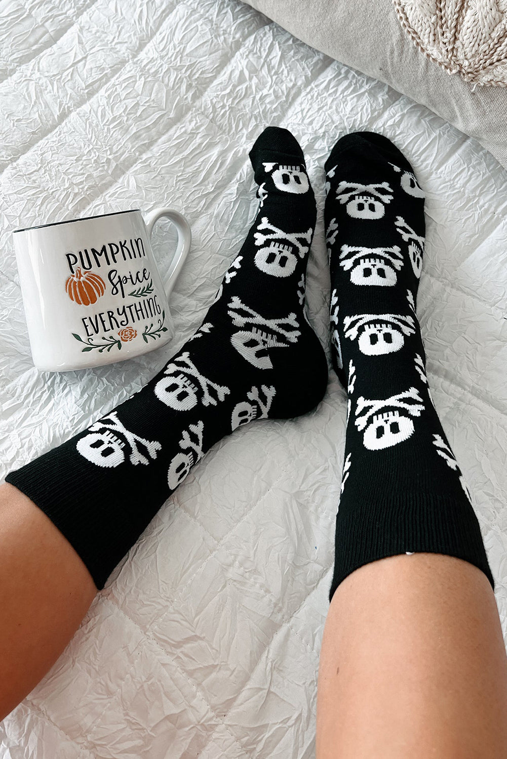 Black Halloween Skull & Crossbones Crew Socks Shewin