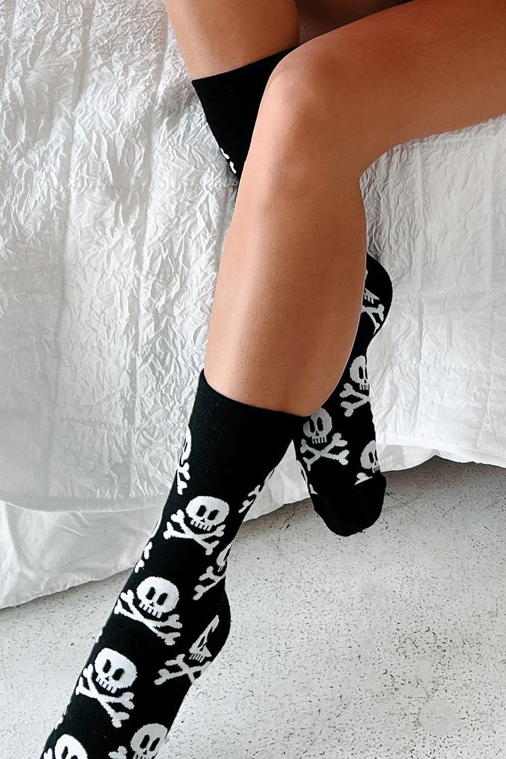 Black Halloween Skull & Crossbones Crew Socks Shewin