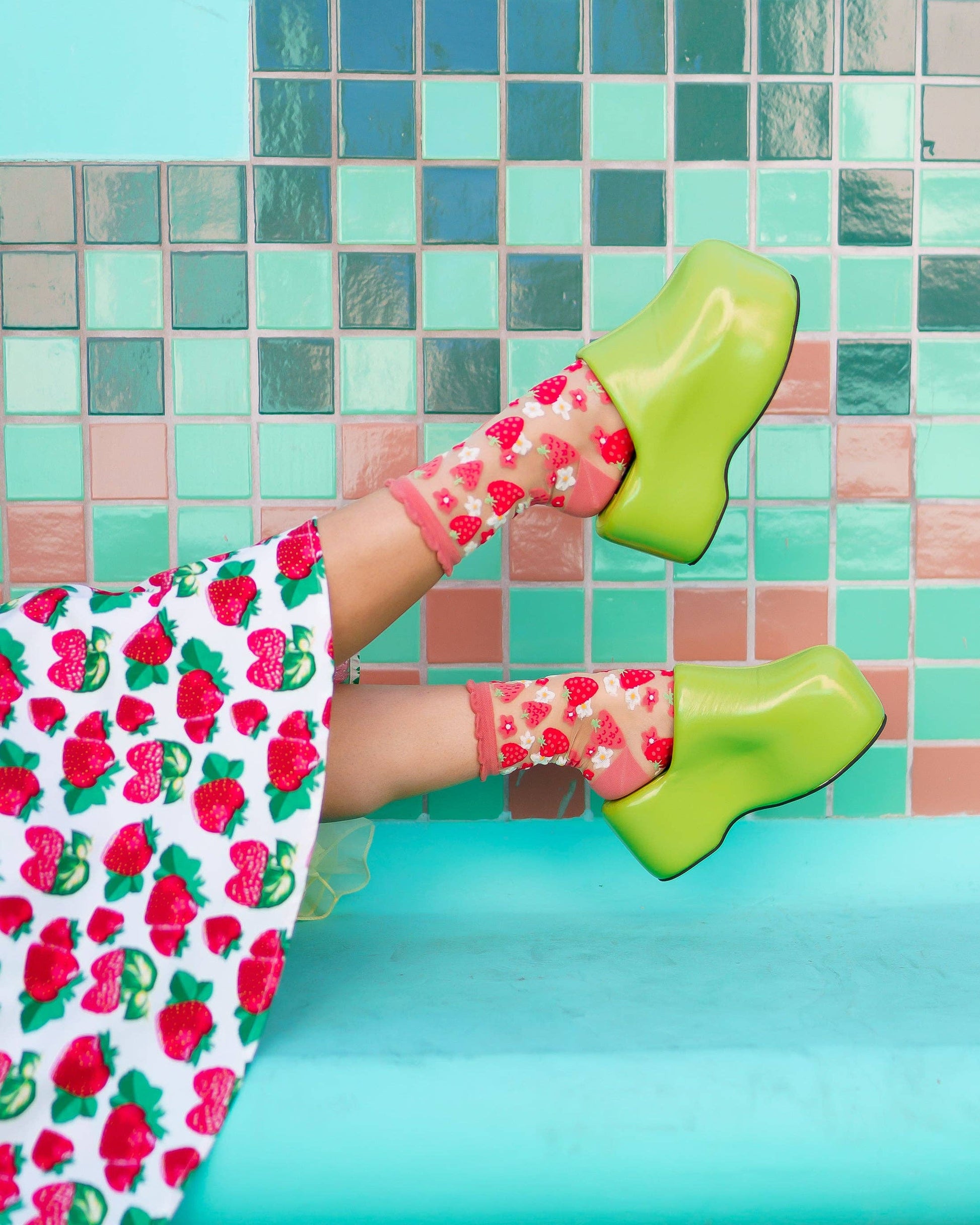 Strawberry Daisy Ruffle Sheer Crew Sock Quirks!