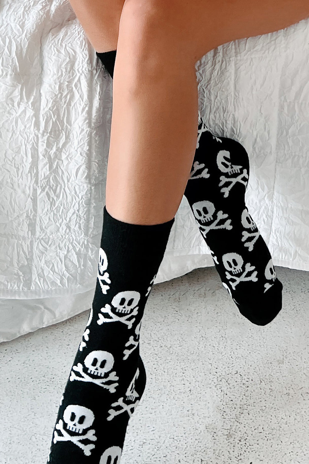 Black Halloween Skull & Crossbones Crew Socks Shewin