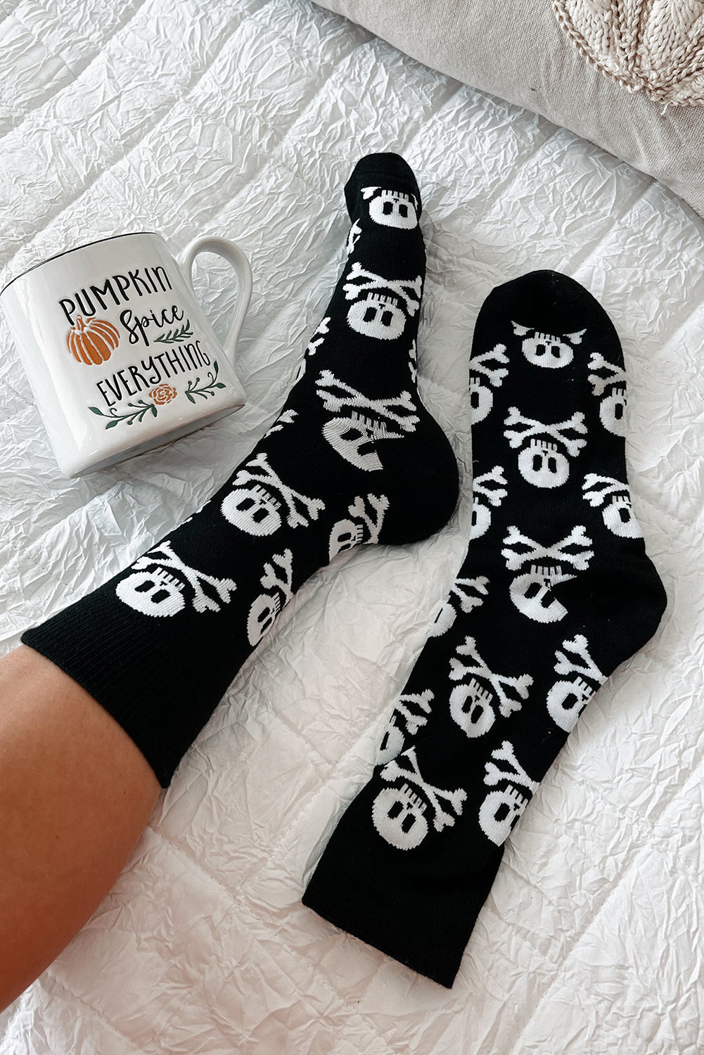 Black Halloween Skull & Crossbones Crew Socks Shewin
