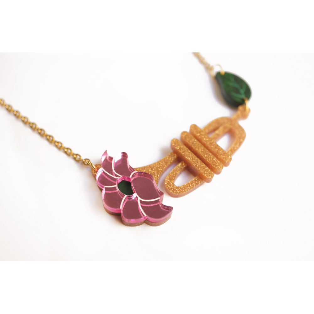 Trumpet with flower necklaces by Laliblue