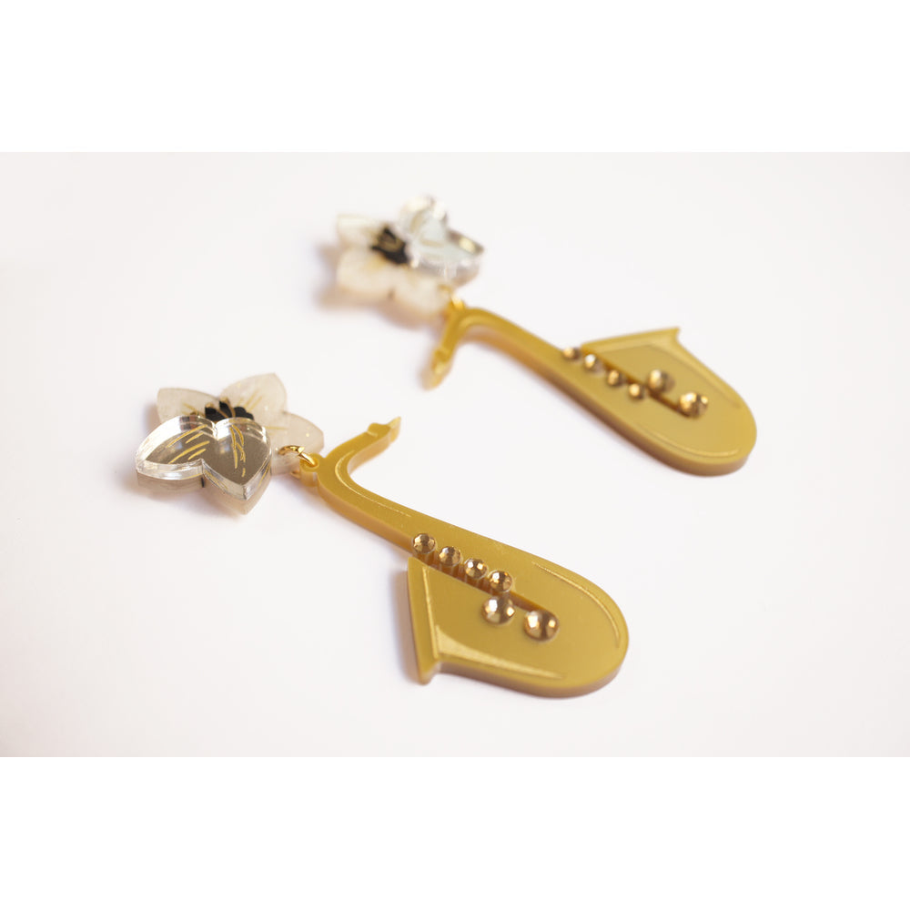 Saxophone with flower earrings by Laliblue