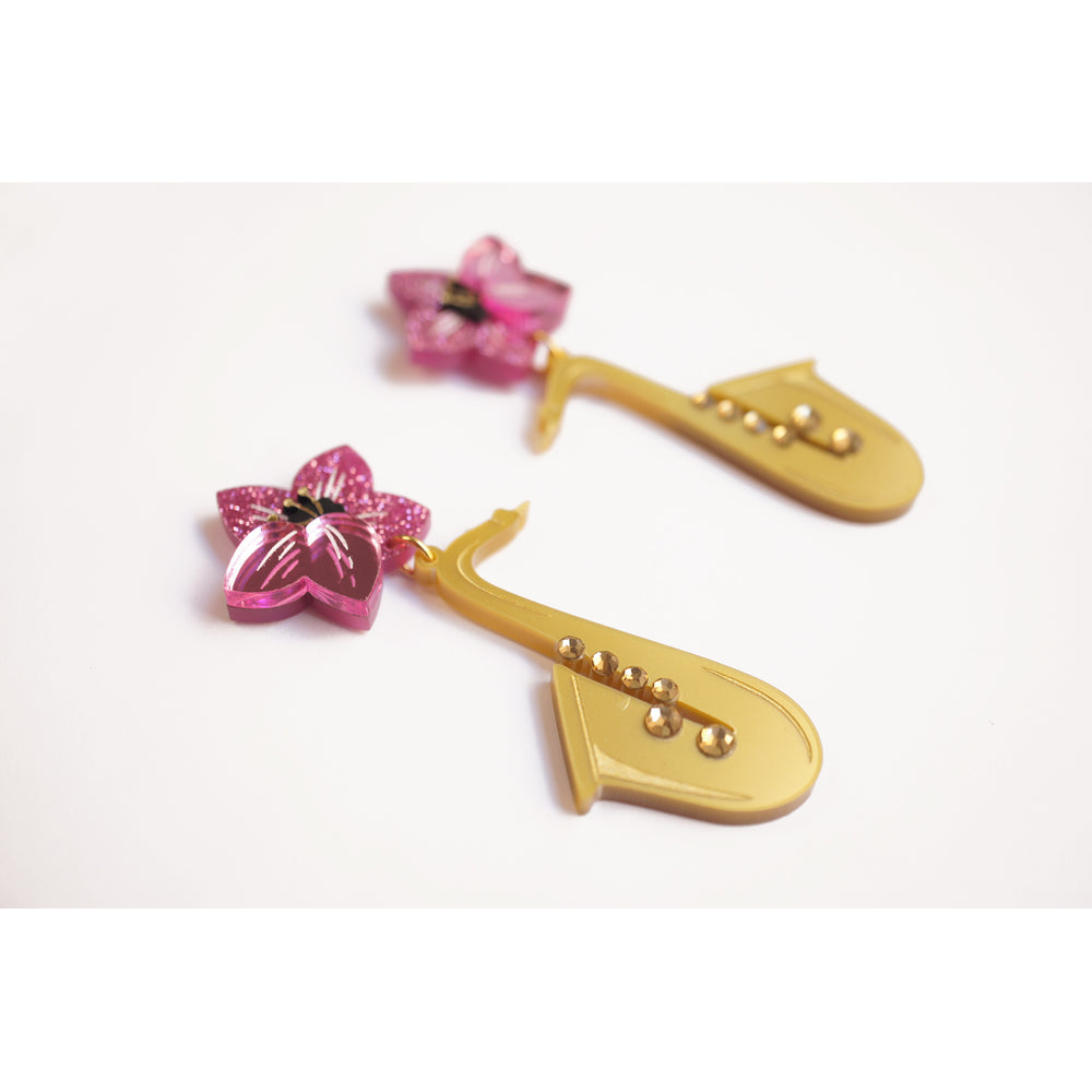 Saxophone with flower earrings by Laliblue